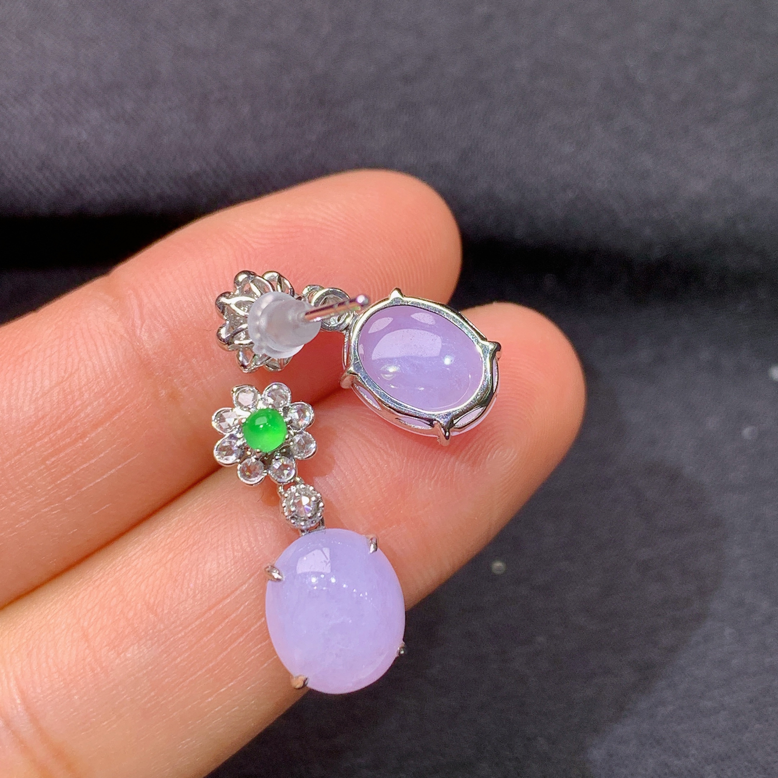 紫罗兰蛋面耳钉，18k金镶嵌，温润细腻，颜色鲜艳，zha 尺寸9*7.5*3.3