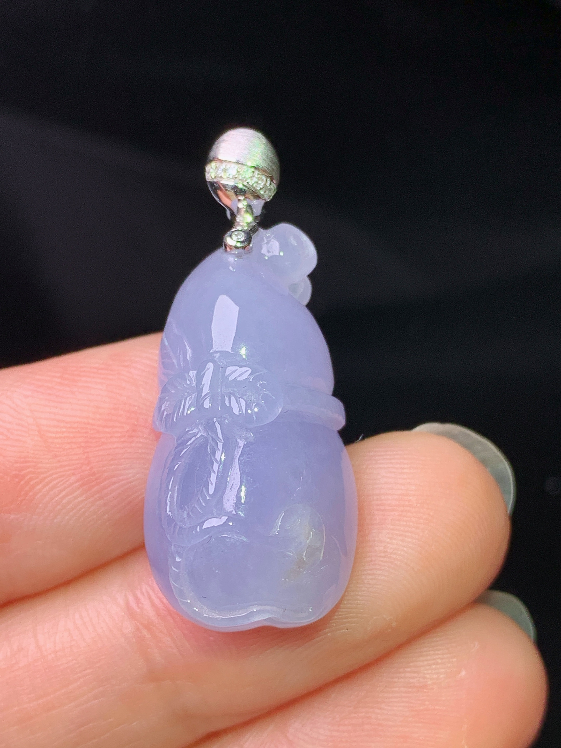 18k金钻镶嵌紫罗兰雕花葫芦吊坠 玉质细腻 色泽艳丽清新 水润亮眼 整体尺寸31.7*13.2*9.