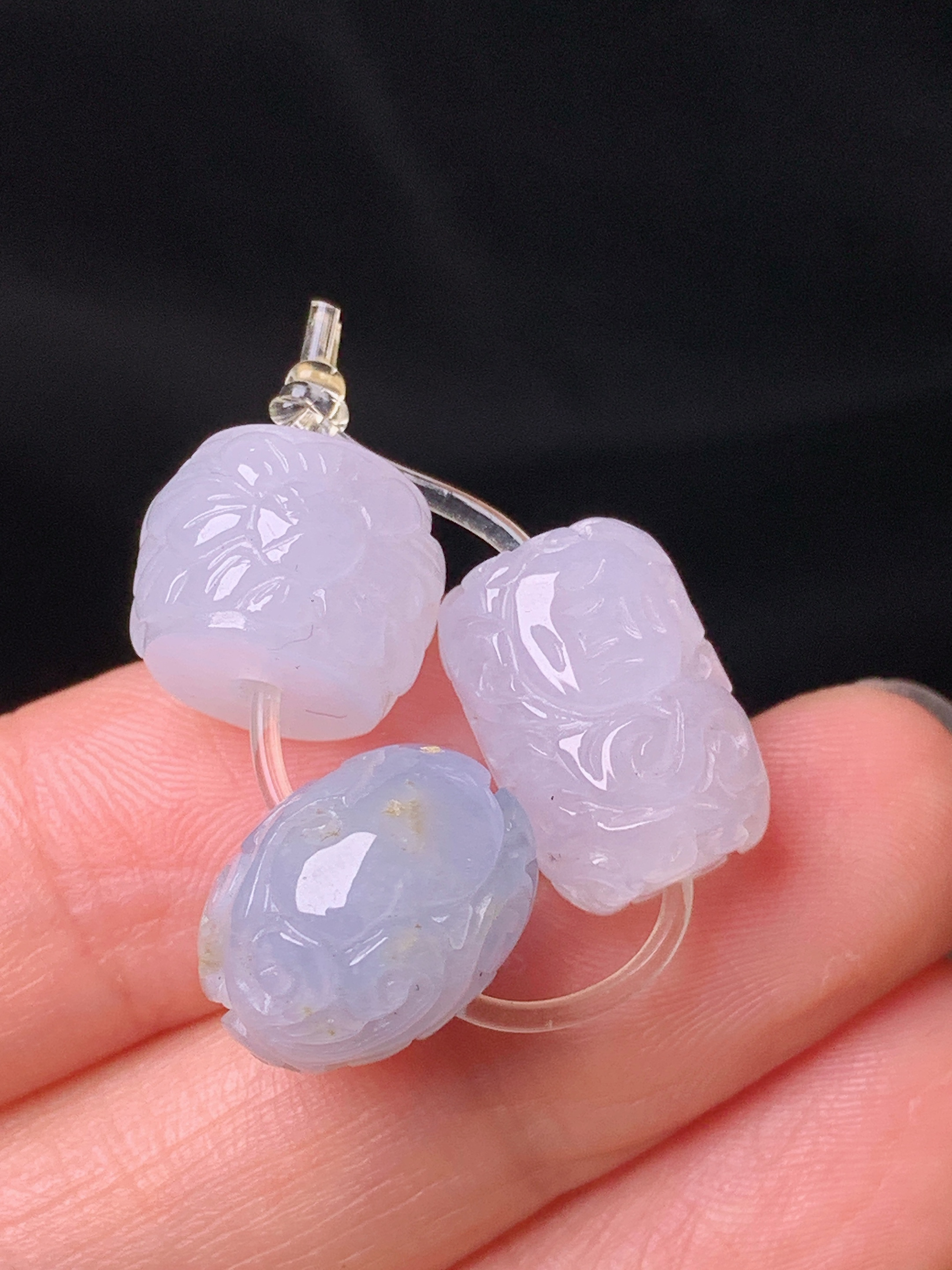 雕花路路通吊坠 玉质细腻 色泽艳丽清新 水润亮眼 整体尺寸10*14*2x