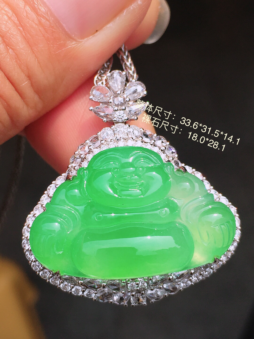 阳绿佛公吊坠，色泽均匀艳丽，玉质细腻，荧光感超
强，饱满圆润，尽显优雅气质，18k
金豪华镶嵌