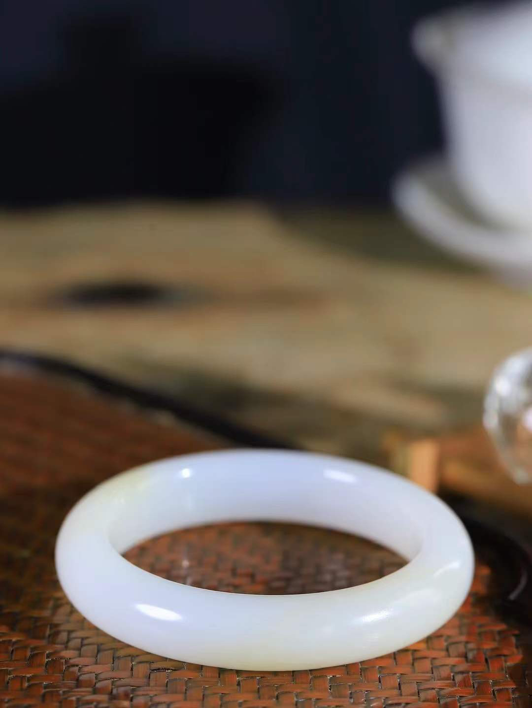 【婉约佳人.手镯】

精品和田玉双色手镯 玉质温润细腻 油性十足 手感舒适，高华雅逸，线条流畅，简约