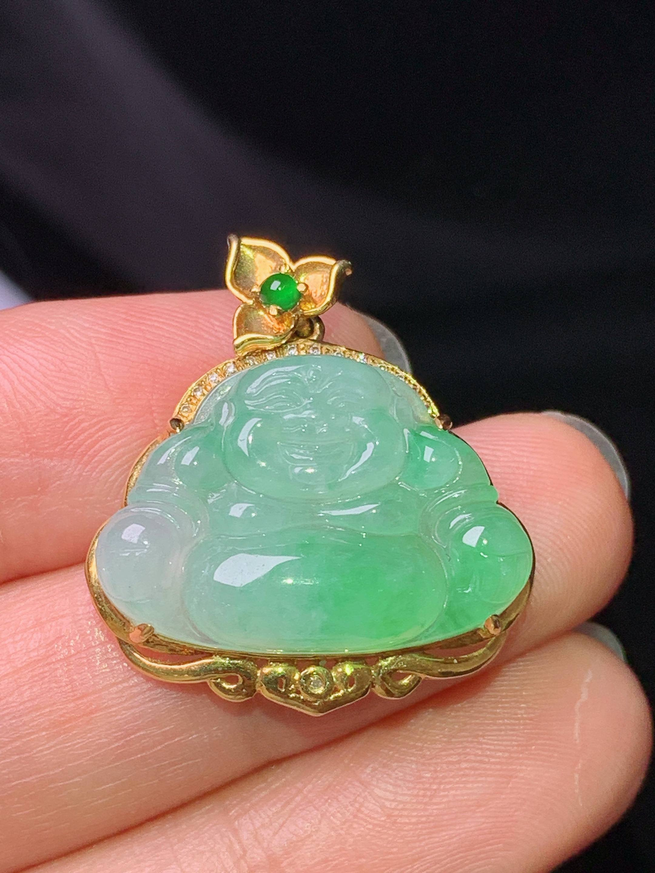 18k金钻镶嵌飘绿佛公吊坠 玉质细腻 色泽艳丽清新 水润亮眼 整体尺寸26*23.2*7.3m1