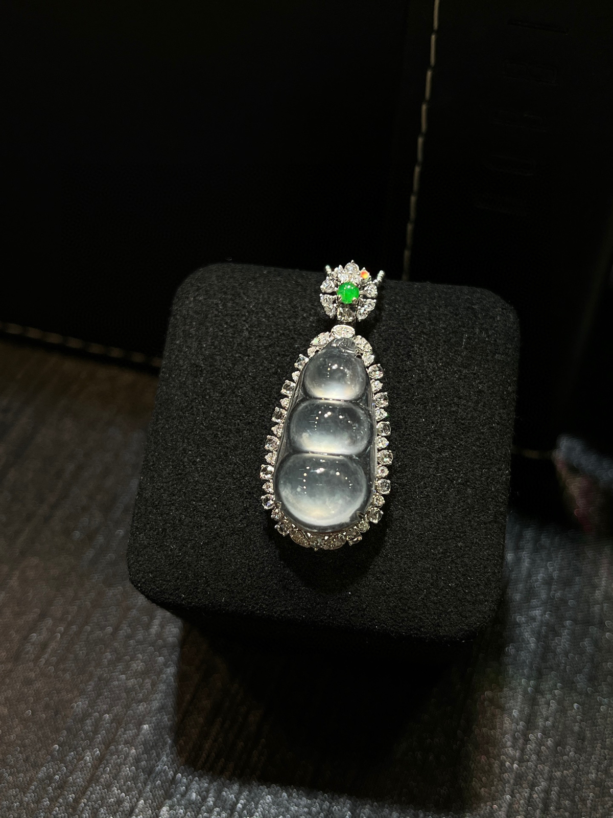 高冰福豆｜连中三元，冰润到发光
-

冰种通透起光，胶感满满，干净无杂
18k金镶嵌