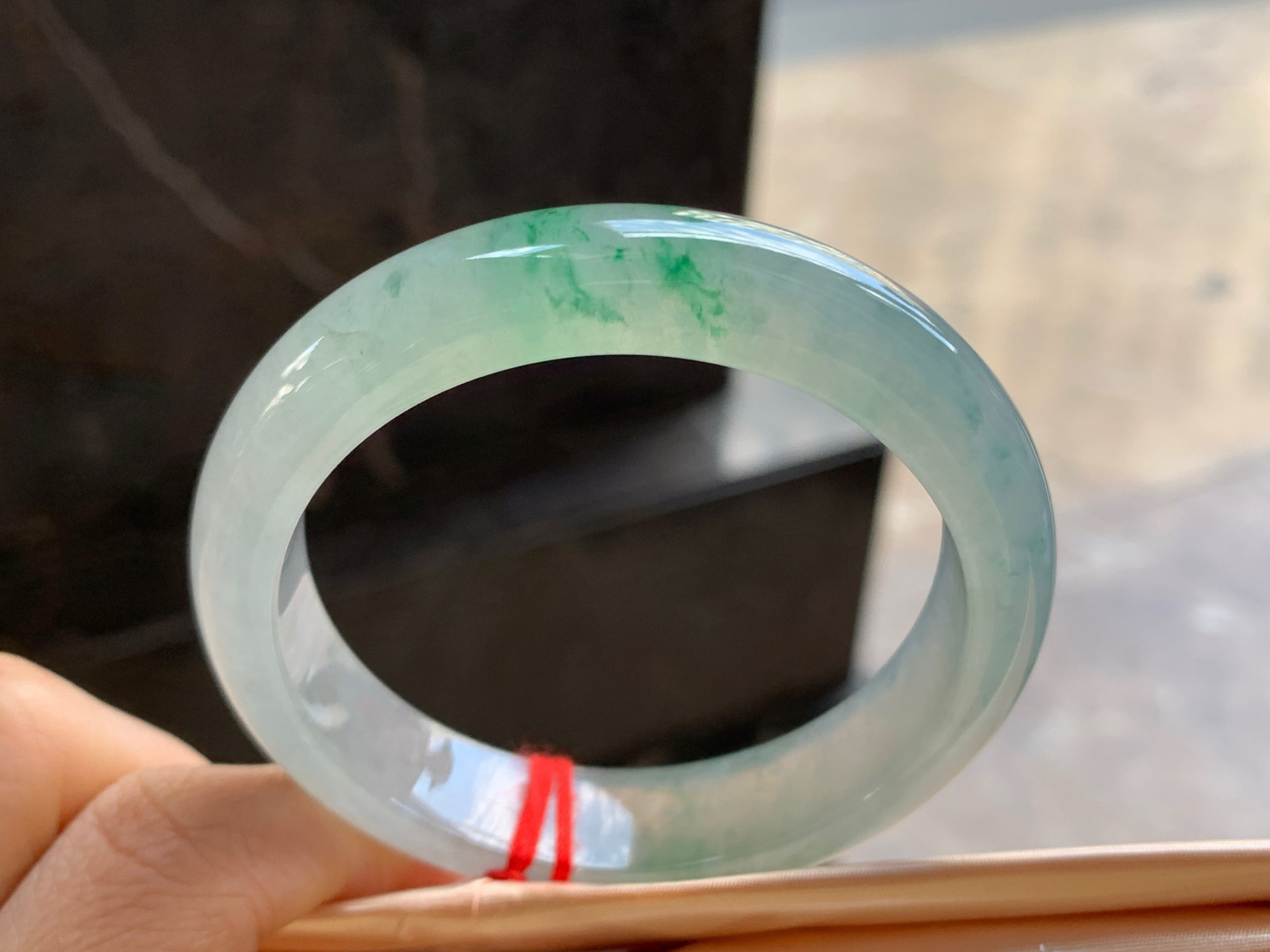 53.5-12.6-8.1

冰飘绿手镯^_^冰透水润