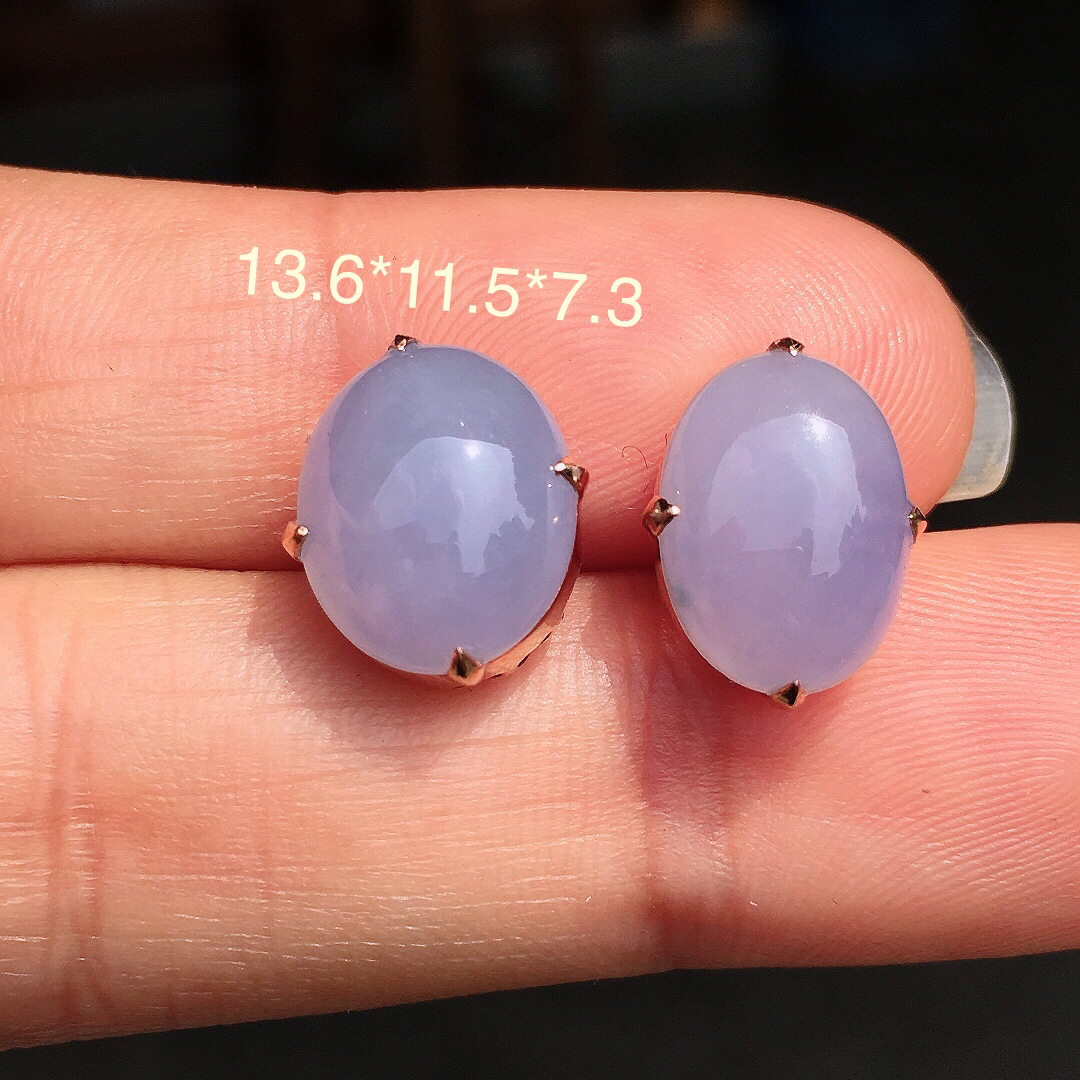 紫罗兰蛋面耳钉，色泽均匀艳丽，玉质细腻，荧光感超
强，饱满圆润，尽显优雅气质，18k
金豪华镶嵌