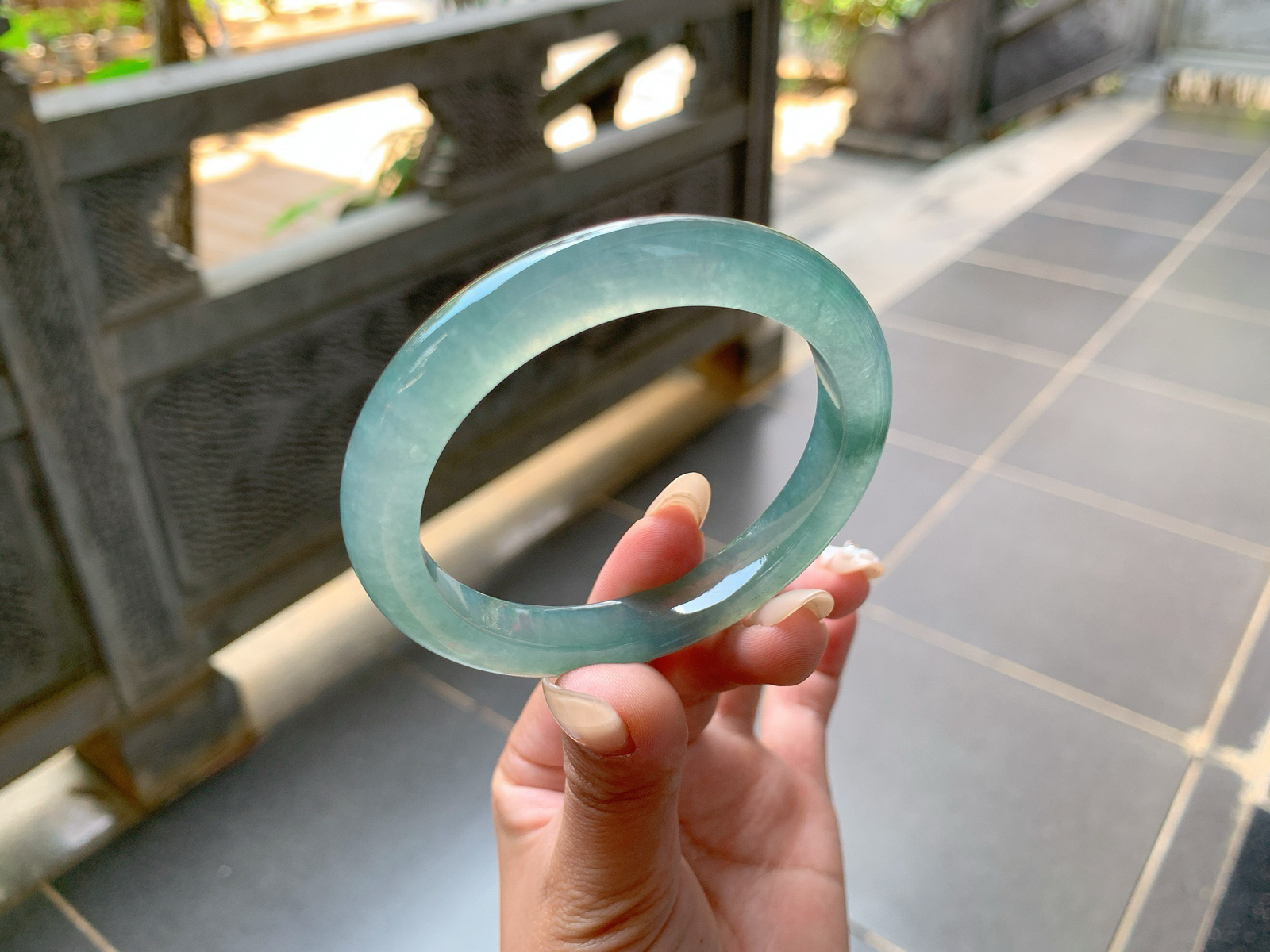 ｜56圈口
冰蓝水底，像深邃的大海一般幽静明亮，一整圈都是水汪汪的，种老透亮，