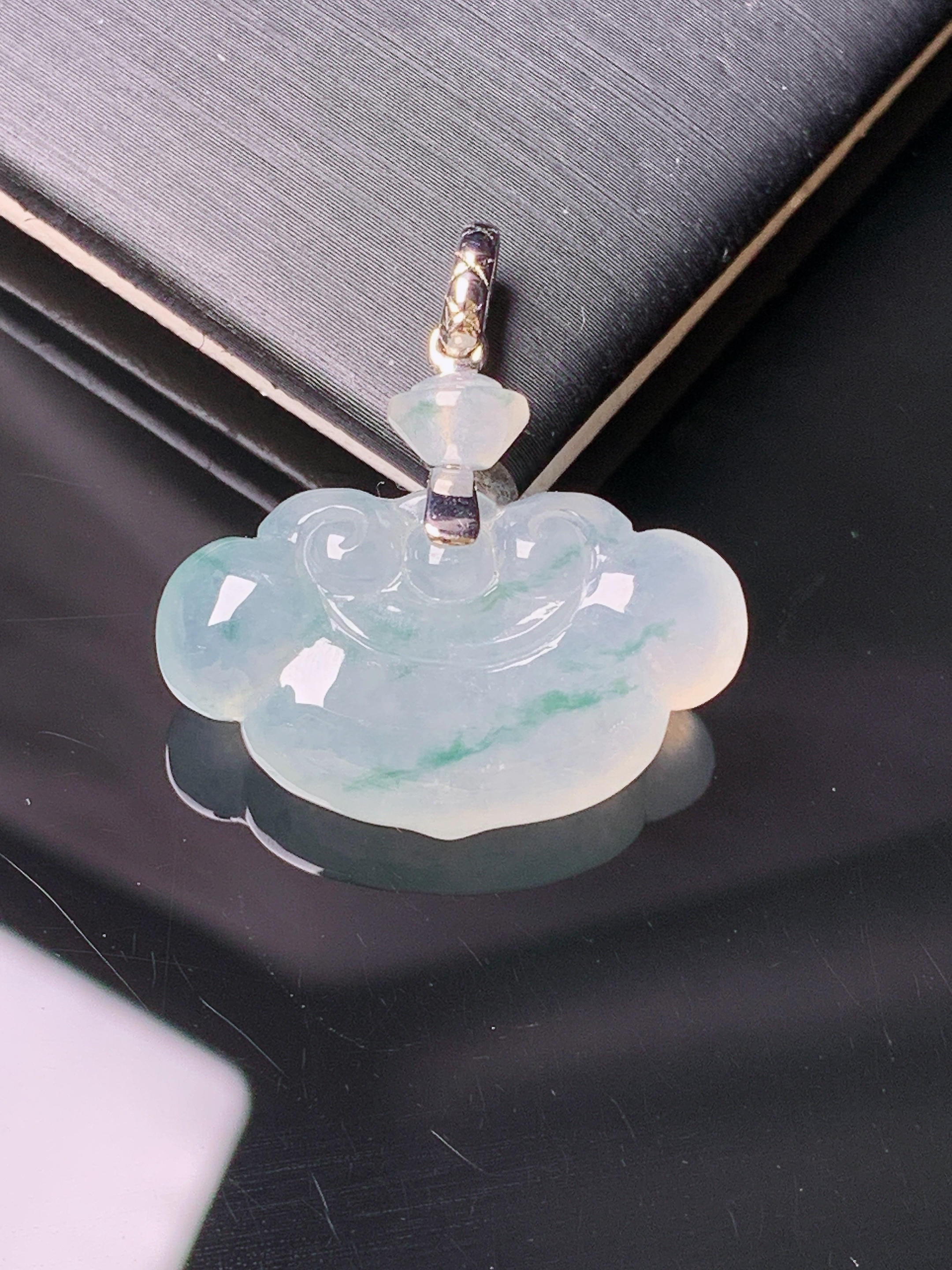 18k金镶嵌冰种如意头吊坠 玉质细腻 色泽艳丽清新 水润亮眼 整体尺寸25.3*23.5*6.5m1