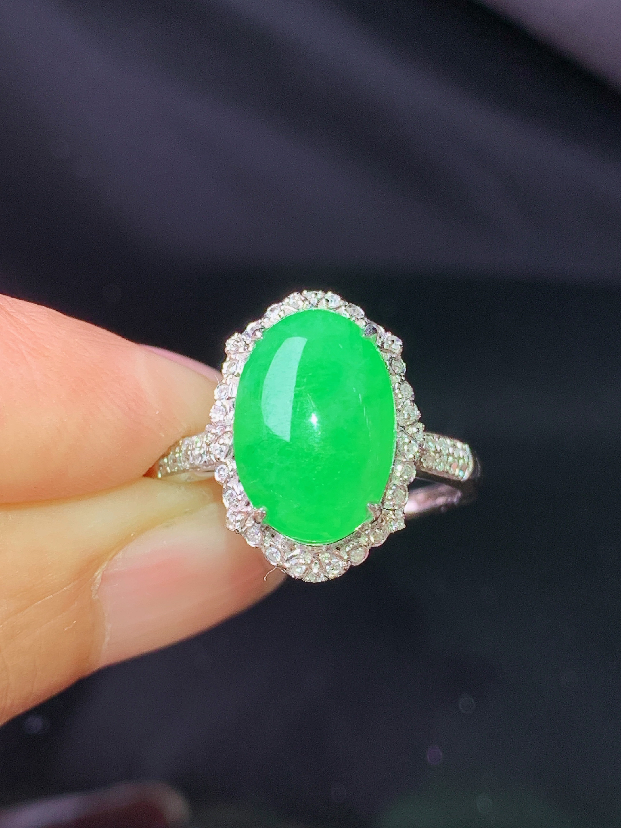 18k金钻镶嵌翠绿蛋面戒指 玉质细腻 色泽艳丽清新 水润亮眼 圈口14.5 整体尺寸15.6*11.