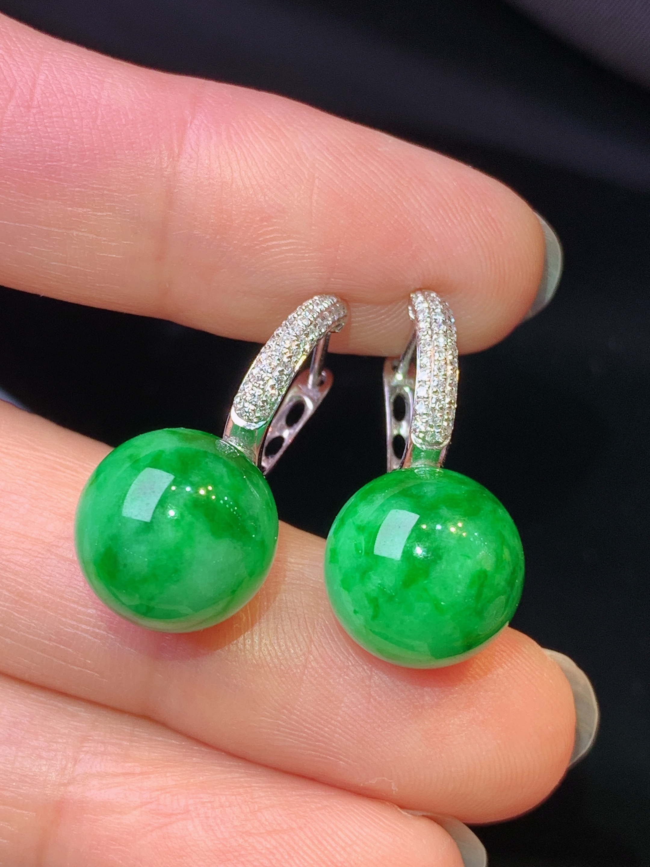 18k金钻镶嵌满绿圆珠耳坠玉质细腻 色泽艳丽清新 水润亮眼 整体尺寸24.3*11.2b1