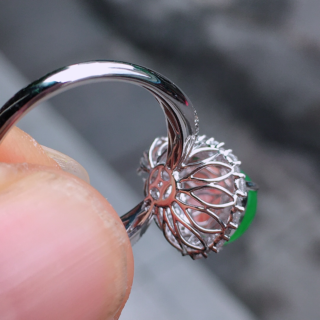 阳绿葫芦戒指，色泽均匀艳丽，玉质细腻，荧光感超
强，饱满圆润，尽显优雅气质，18k
金豪华镶嵌