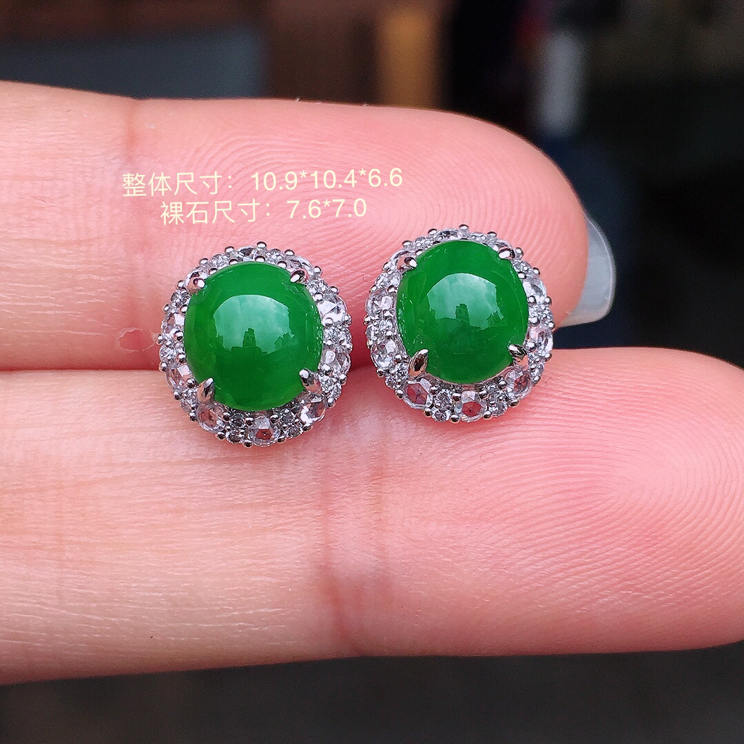 阳绿蛋面耳钉，色泽均匀艳丽，玉质细腻，荧光感超
强，饱满圆润，尽显优雅气质，18k
金豪华镶嵌