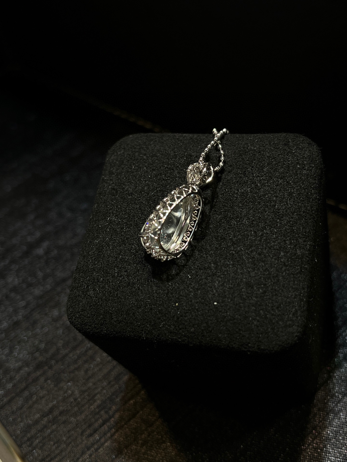 高冰福豆｜把一汪清泉戴身上
-

冰润细腻，通透水灵
圆润讨喜，福气满满
日常百搭不挑人
18k金镶嵌