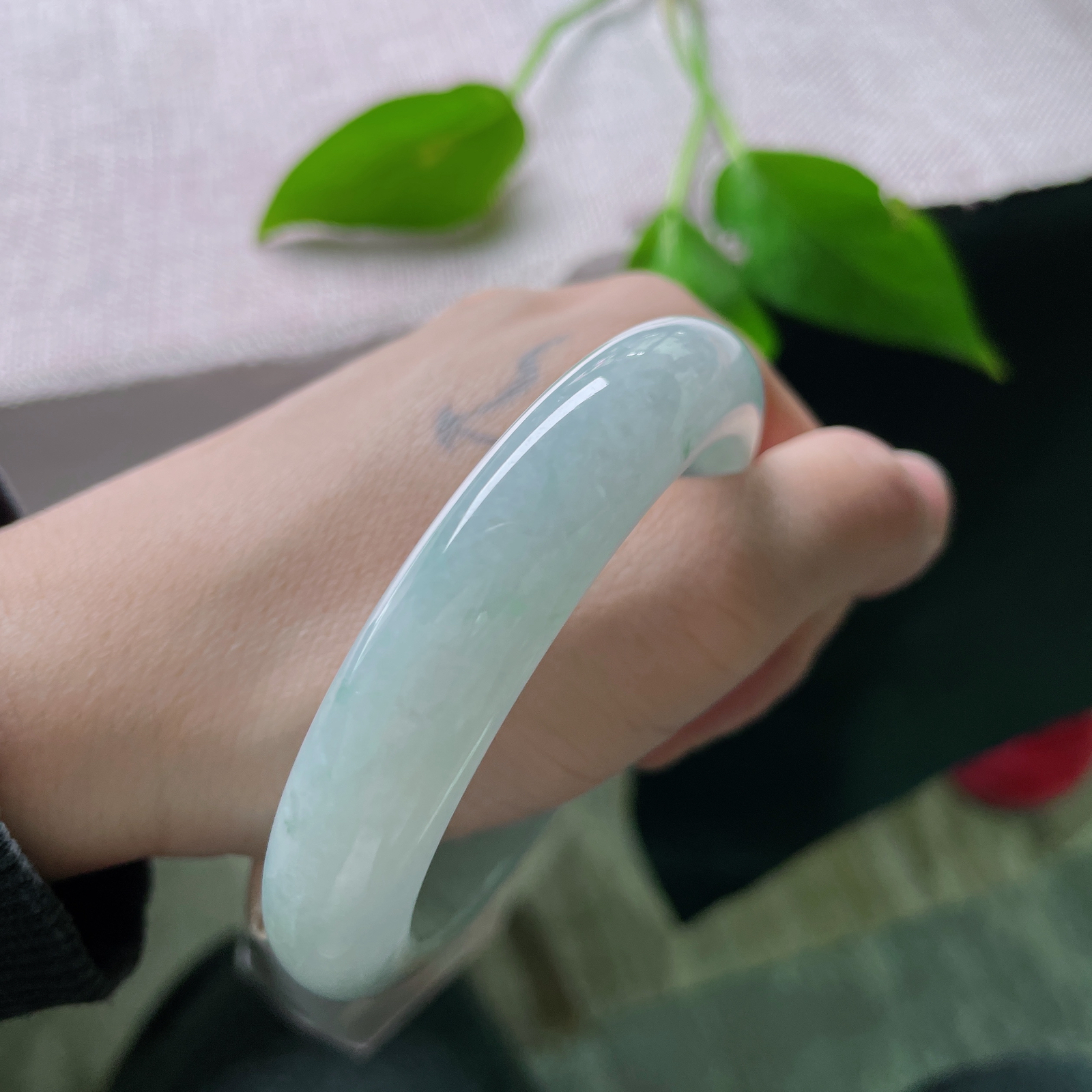 尺寸：56.2/12.7/9.4，淡蓝底正圈，厚装大气，玉遇良人，镯定今生..