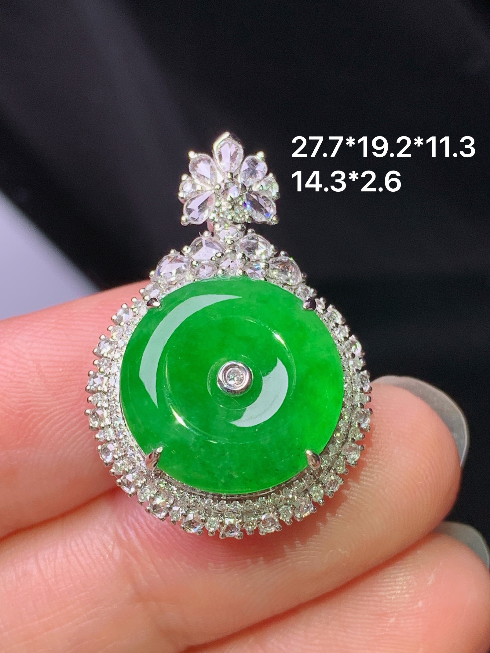 18k金钻镶嵌满绿平安扣吊坠 玉质细腻 色泽艳丽清新 水润亮眼 整体尺寸27.7*19.2*11.3c2