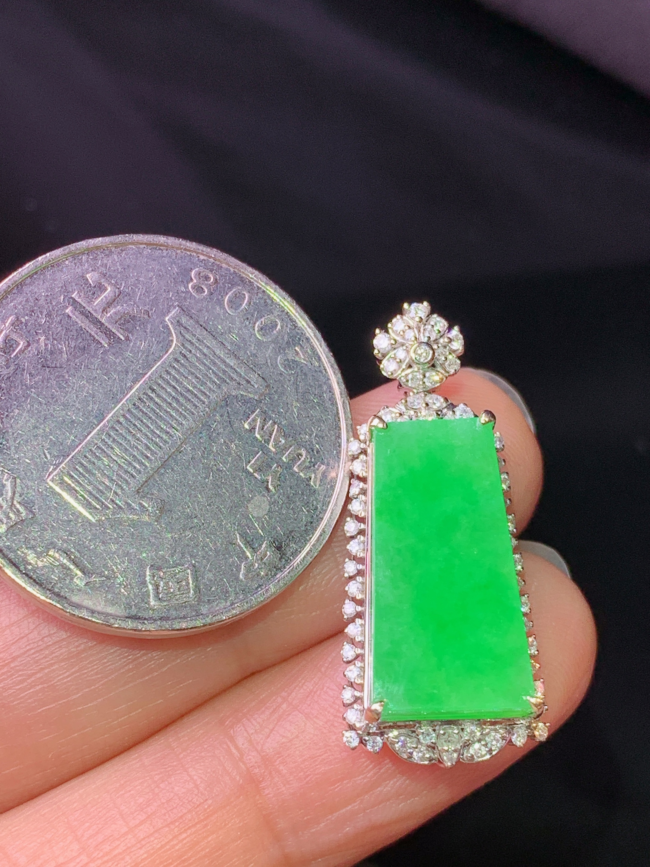 18k金钻镶嵌翠绿无事牌吊坠 玉质细腻 色泽艳丽清新 水润亮眼 整体尺寸28.2*12*7.2j2