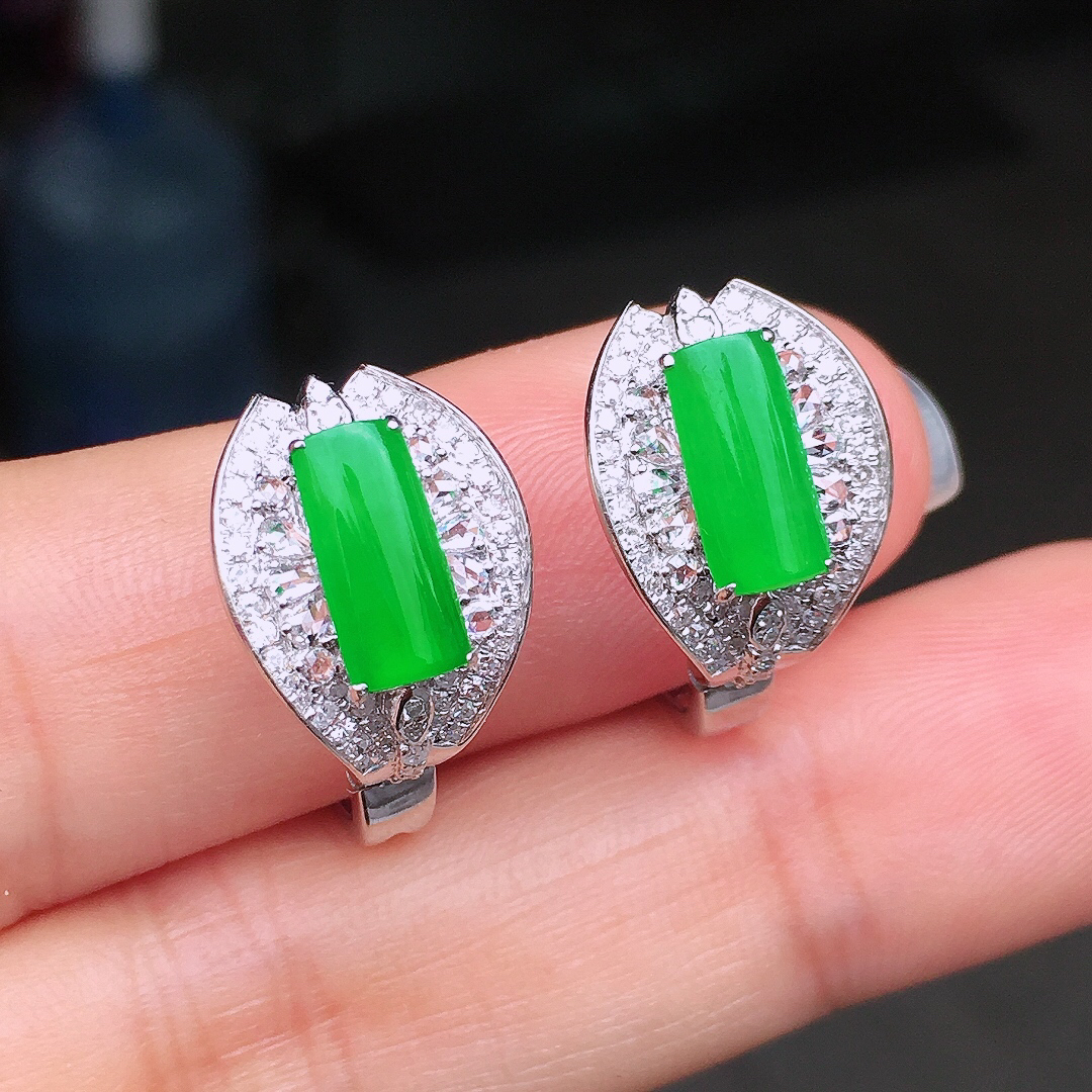 阳绿马鞍耳钉，色泽均匀艳丽，玉质细腻，荧光感超
强，饱满圆润，尽显优雅气质，18k
金豪华镶嵌