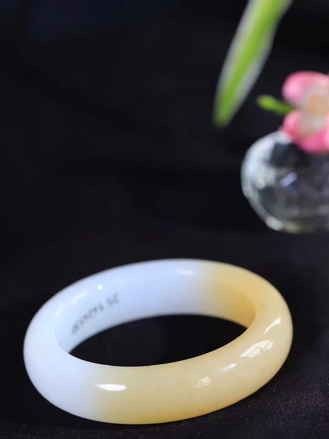 【暖玉生香·手镯】

精品和田玉糖白玉手镯，质地油润细腻，色泽高贵典雅，镯型古朴典雅。在诗情画意的雨巷相遇，你是我腕间的一抹风情，有你眸有深情，清风荡漾湖间静水，我愿俯身低眉，在烟波涟漪处，寻你深情倩影。内径53mm尺寸15.2-9.3mm重70克  69362458A