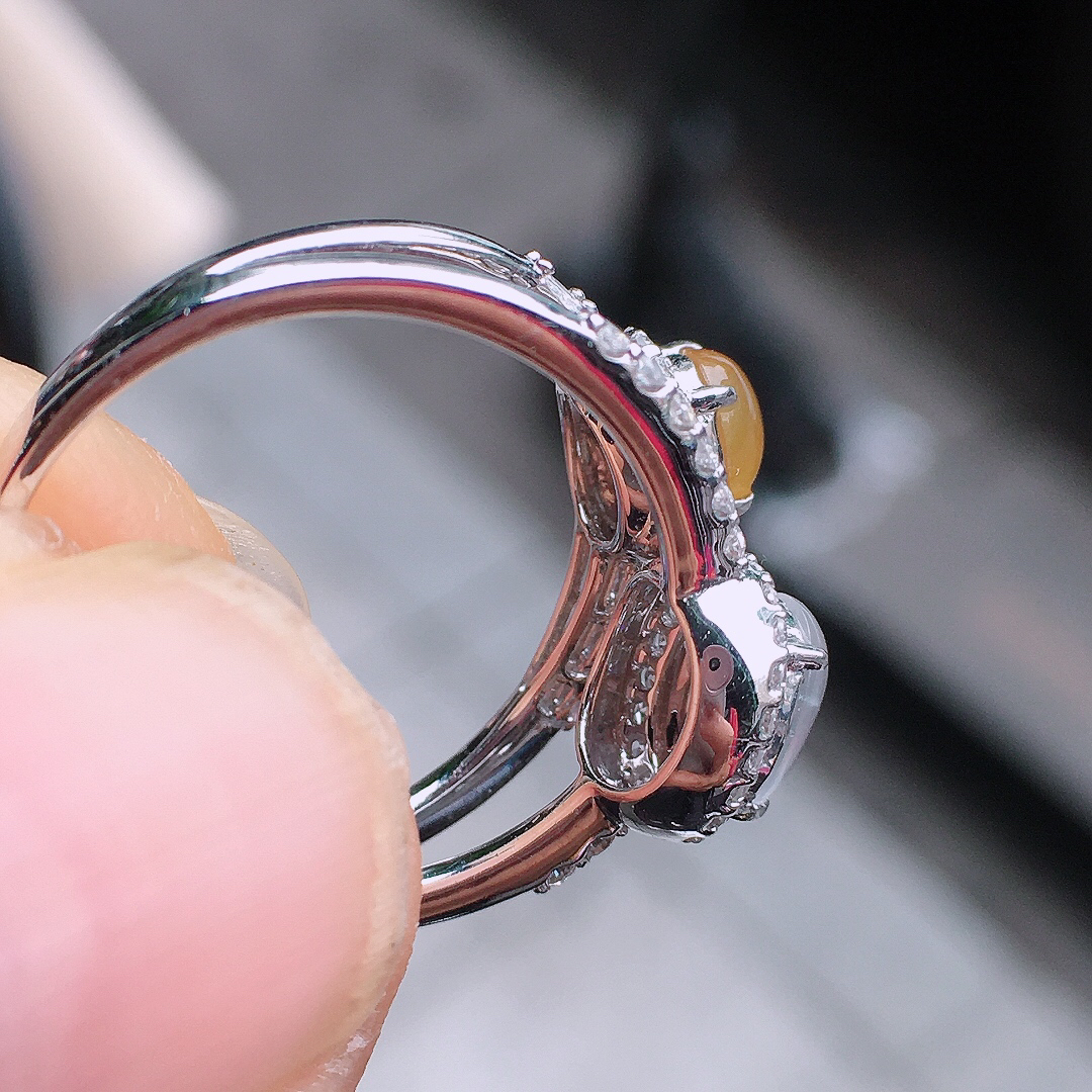 （黄+冰）二合一戒指，色泽均匀艳丽，玉质细腻，荧光感超
强，饱满圆润，尽显优雅气质，18k
金豪华镶嵌