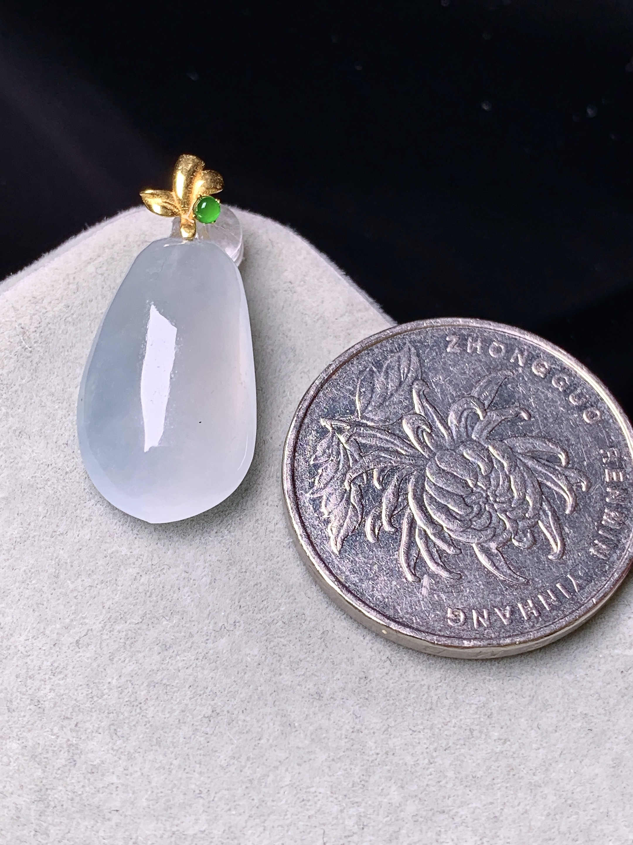 18k金镶嵌冰种福瓜吊坠 玉质细腻 色泽艳丽清新 水润亮眼 整体尺寸26.2*12.2*6.8j2