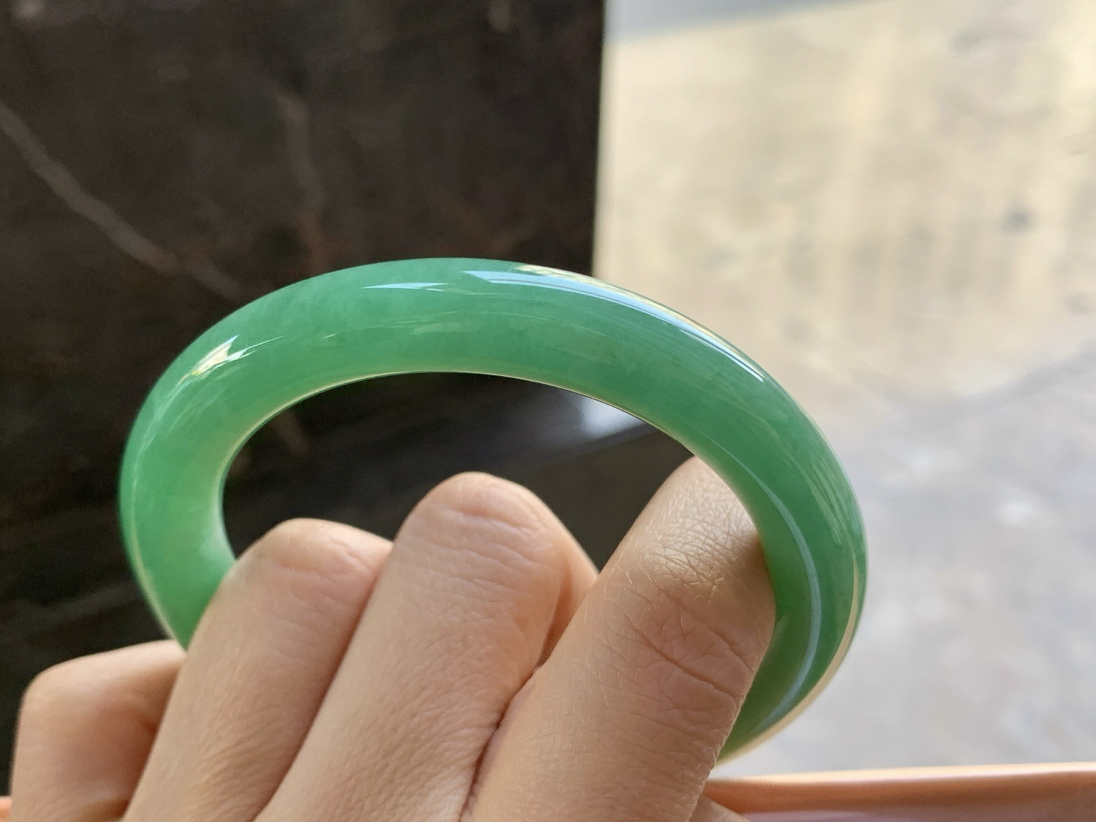 55-10

辣绿色圆条手镯^_^鲜艳 浓郁