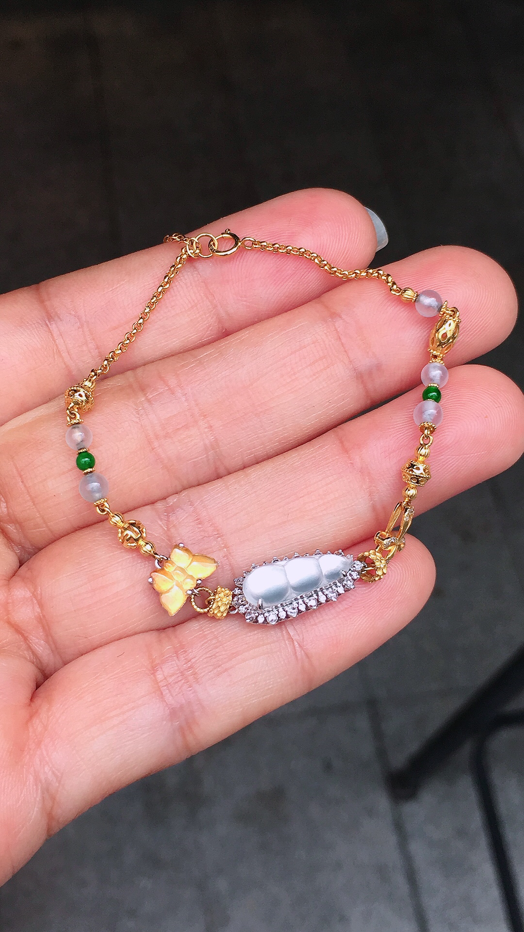 冰种福豆手链，玉质细腻，荧光感超
强，饱满圆润，尽显优雅气质，18k
金豪华镶嵌