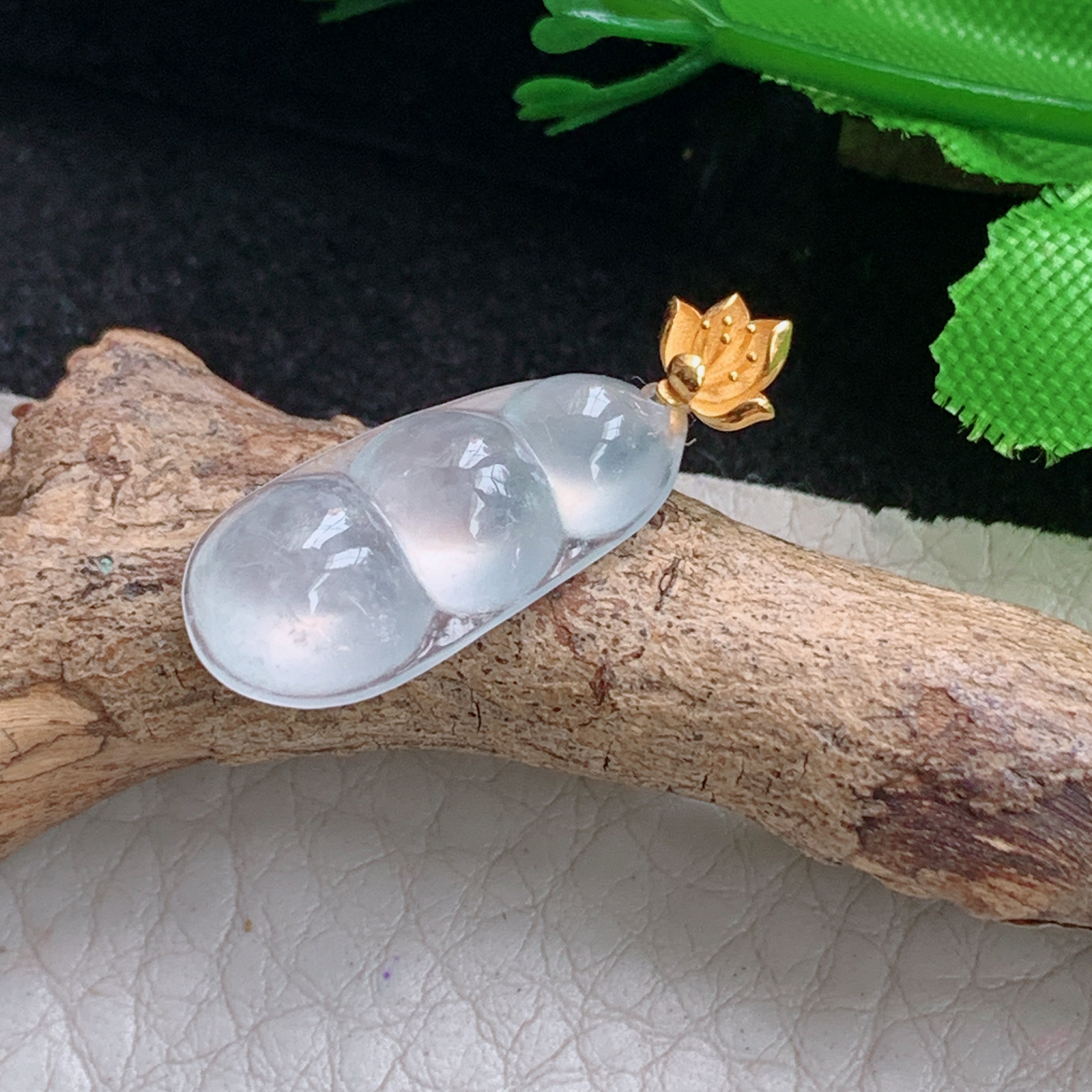 xo实拍25*10*4.8缅甸翡翠a货冰种起光平安豆 翡翠豆荚 状元豆玉挂件 玉坠