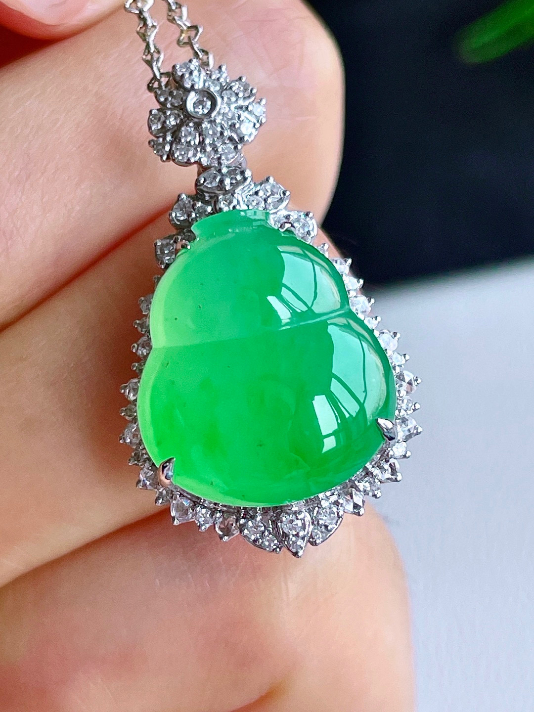 高冰甜阳绿葫芦吊坠  

【整体】33-19-12.8
【裸石】17.8-15.4-5.7