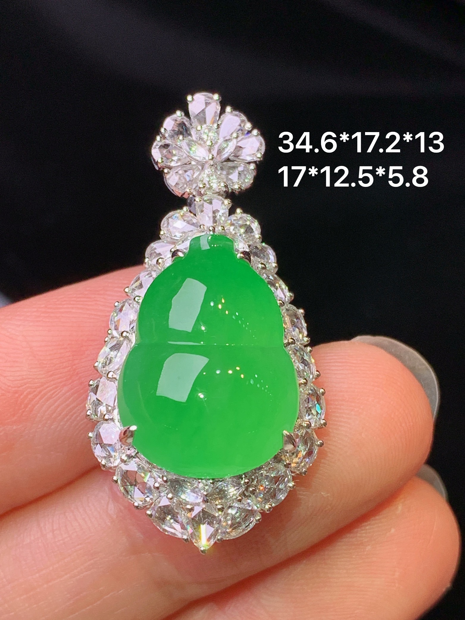 18k金钻镶嵌满绿葫芦吊坠 玉质细腻 色泽艳丽清新 水润亮眼 整体尺寸34.5*17.2*13c4