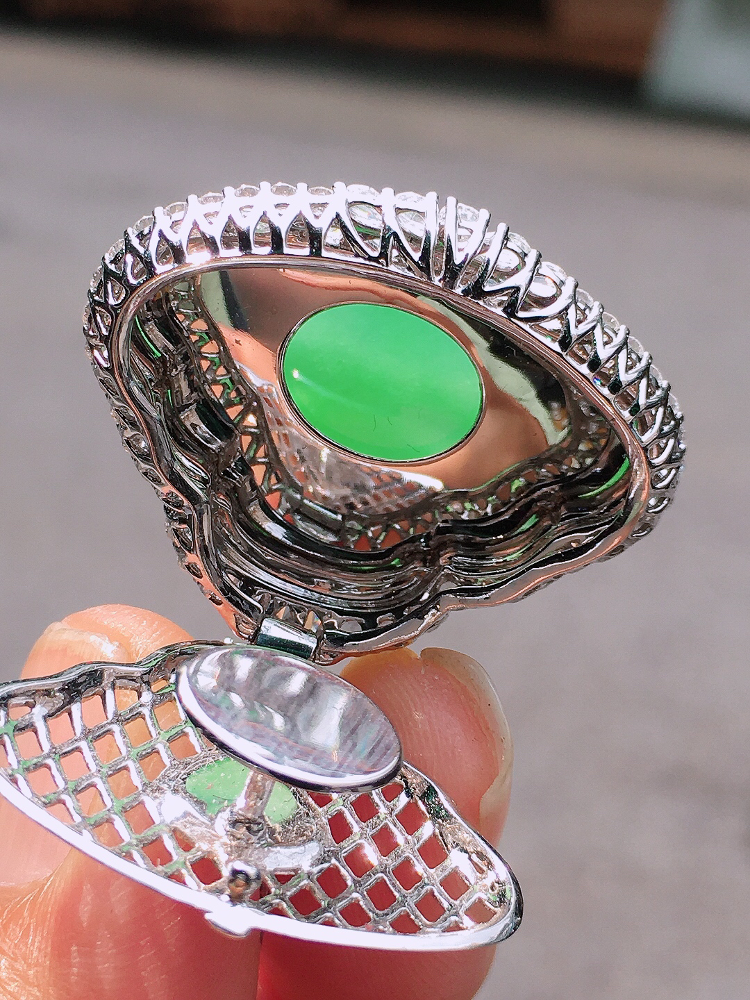 阳绿佛公吊坠，色泽均匀艳丽，玉质细腻，荧光感超
强，饱满圆润，尽显优雅气质，18k
金豪华镶嵌