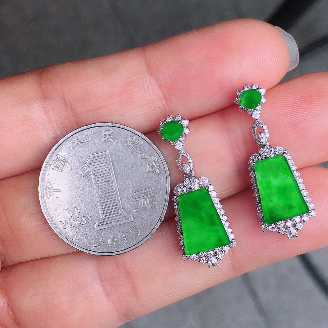 阳绿无事牌耳坠，色泽均匀艳丽，玉质细腻，荧光感超
强，饱满圆润，尽显优雅气质，18k
金豪华镶嵌
