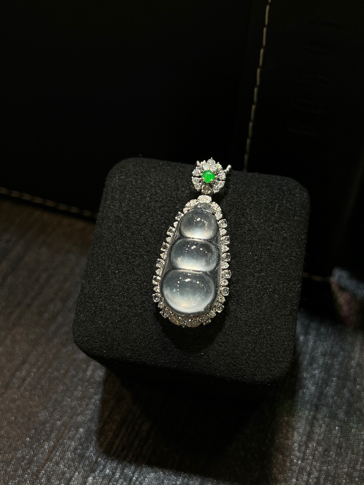 高冰福豆｜连中三元，冰润到发光
-

冰种通透起光，胶感满满，干净无杂
18k金镶嵌