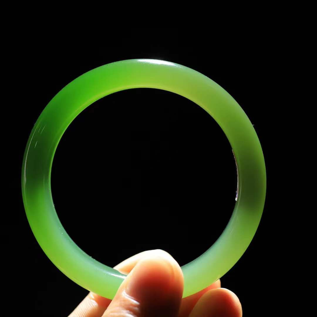 【腕间柔情.手镯】   

收藏级和田玉碧玉手镯 玉质温润细腻 油性十足 古朴秀雅 轻抚岁月的栏杆软香温玉，腕间玉镯轻轻晃动，令人情动心间，撷一缕月末的芬芳，把心思铺陈，时光静美，惟有你最温柔。重52.5克   尺寸55.5-12.6-8.5mm 17302278YY