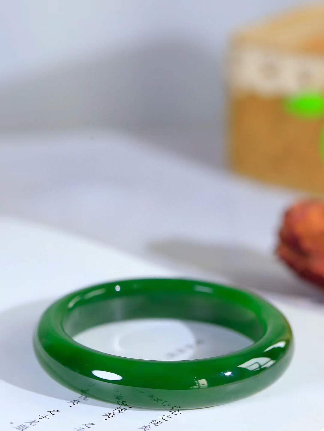 【碧波流转·手镯】

收藏级臻品️和田玉碧玉手镯，玉质细腻温润，手感舒适，️线条流畅，简约大气，美自天成，佩戴于腕间，婉约之美，举手投足间透出那份低调奢华，醉人心扉。
重58克 内径圈口56mm尺寸13-8.5mm  FDA-13352408