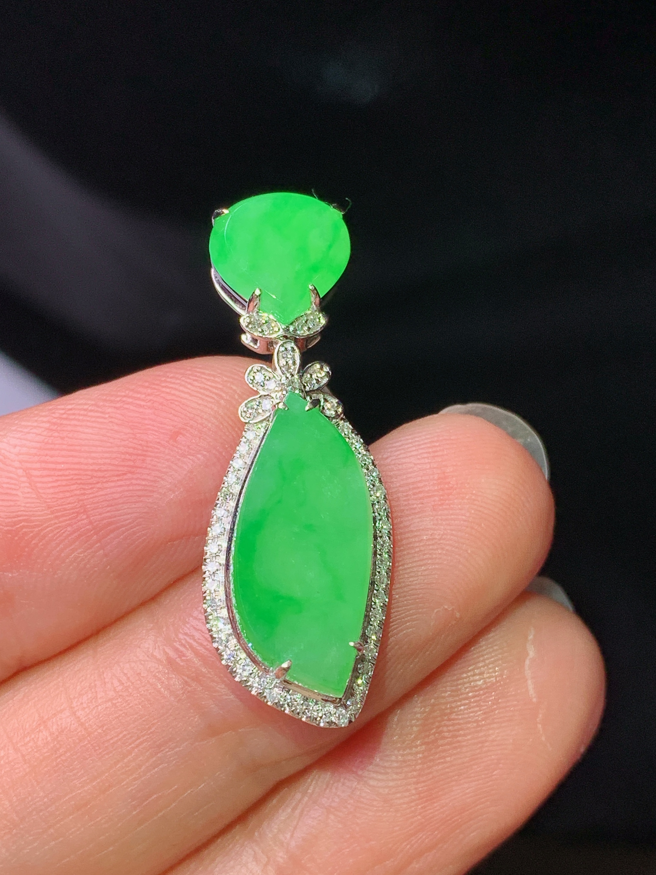 18k金钻镶嵌翠绿随形吊坠 玉质细腻 色泽艳丽清新 水润亮眼 整体尺寸31*10.6*6f3