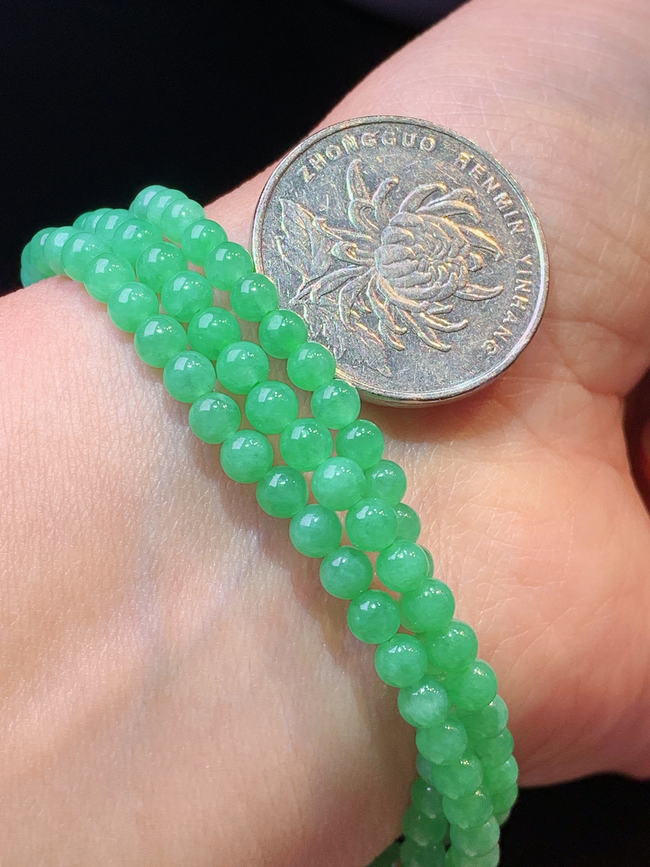 翠绿圆珠项链 玉质细腻 色泽艳丽清新 水润亮眼 整体尺寸4z1