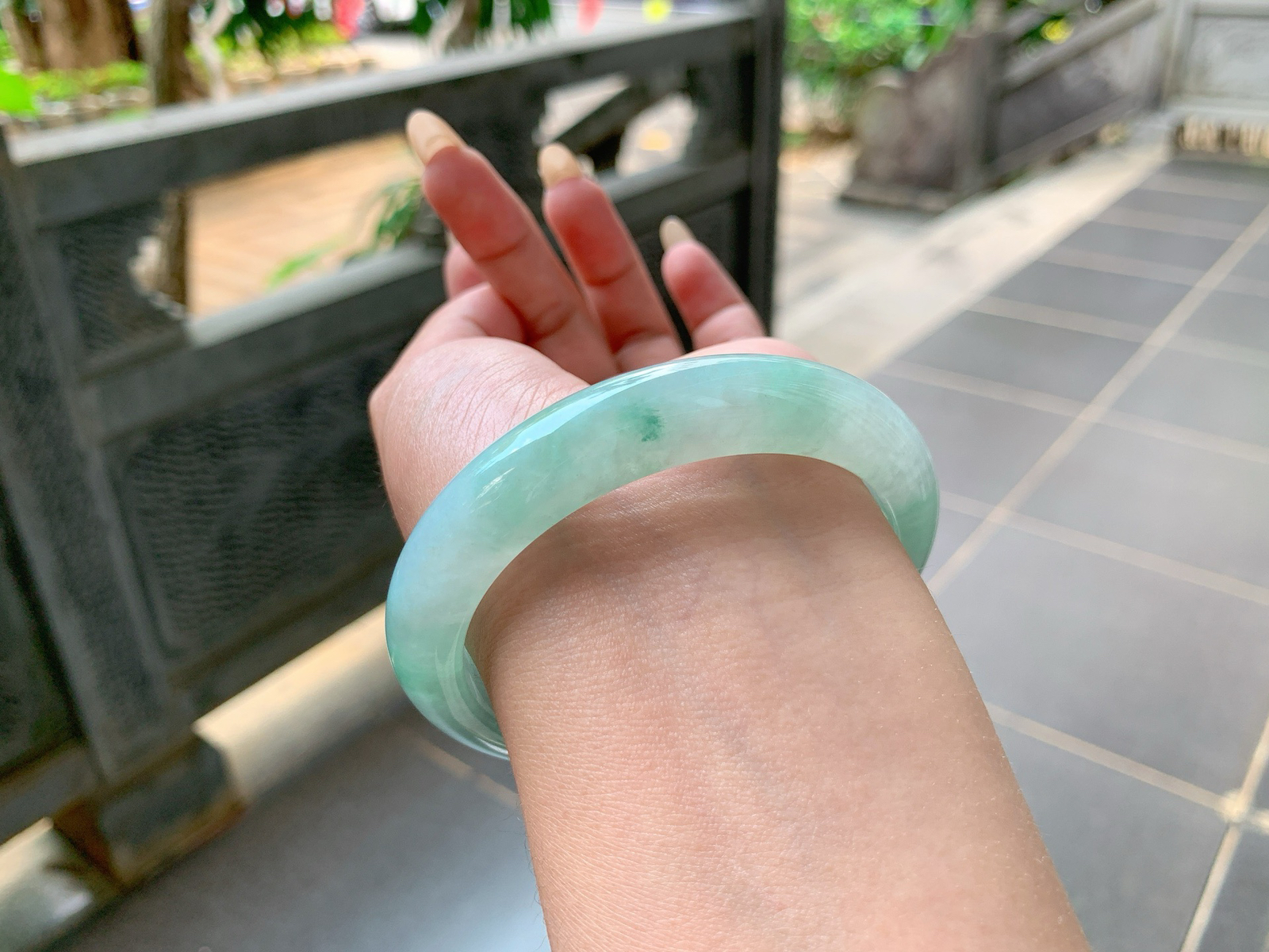 ｜58圈口
冰飘花翡翠手镯，飘绿花，花色散落于整圈，青翠，飘逸灵动，