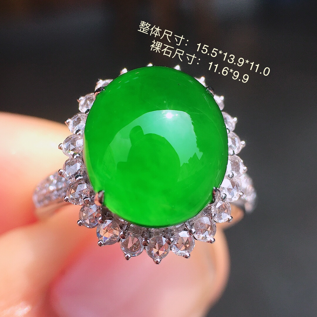 满绿蛋面戒指，色泽均匀艳丽，玉质细腻，荧光感超
强，饱满圆润，尽显优雅气质，18k
金豪华镶嵌