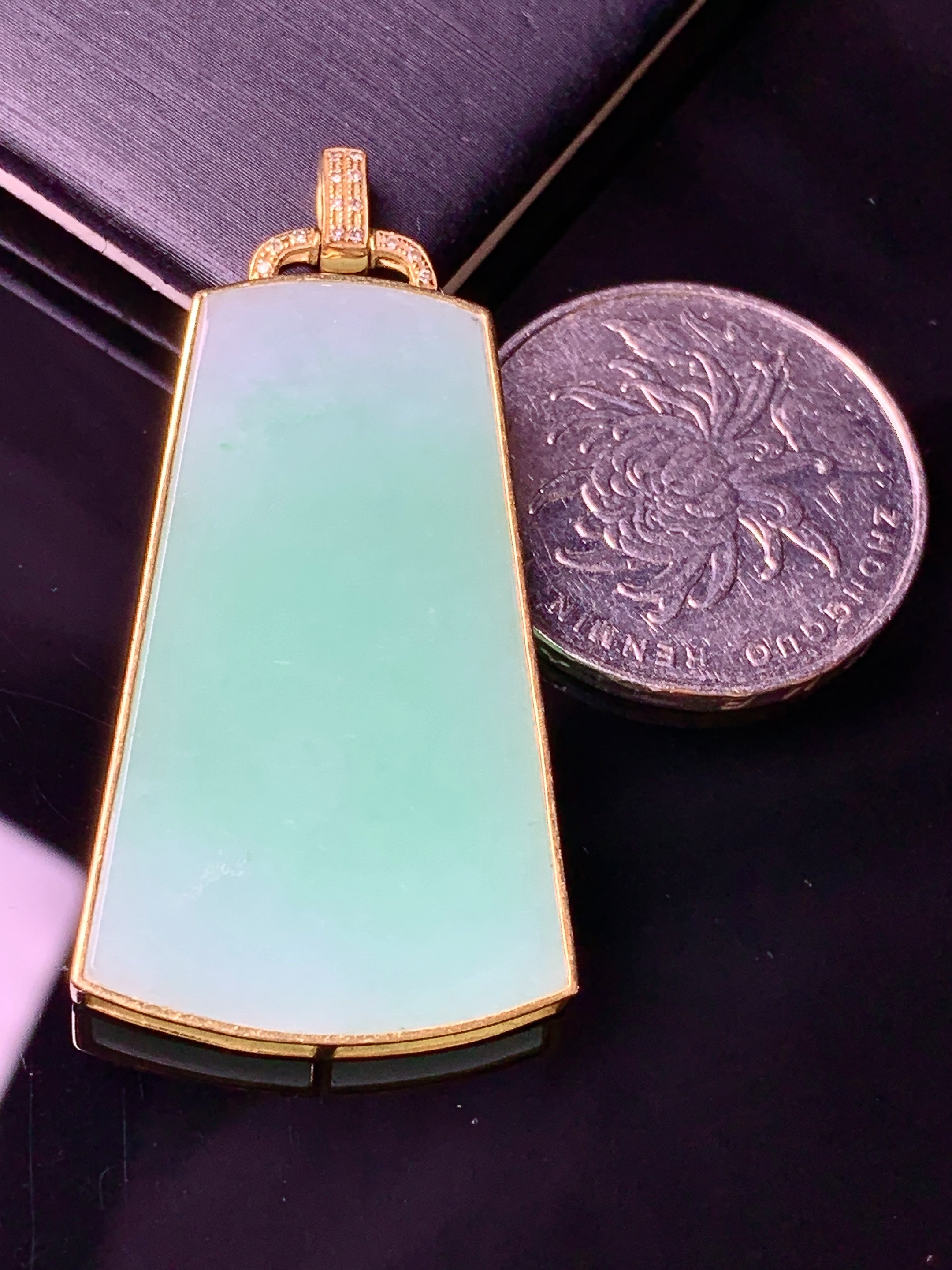 18k金钻镶嵌飘绿无事牌吊坠 玉质细腻 色泽艳丽清新 水润亮眼 整体尺寸46.5*23*3.8b1