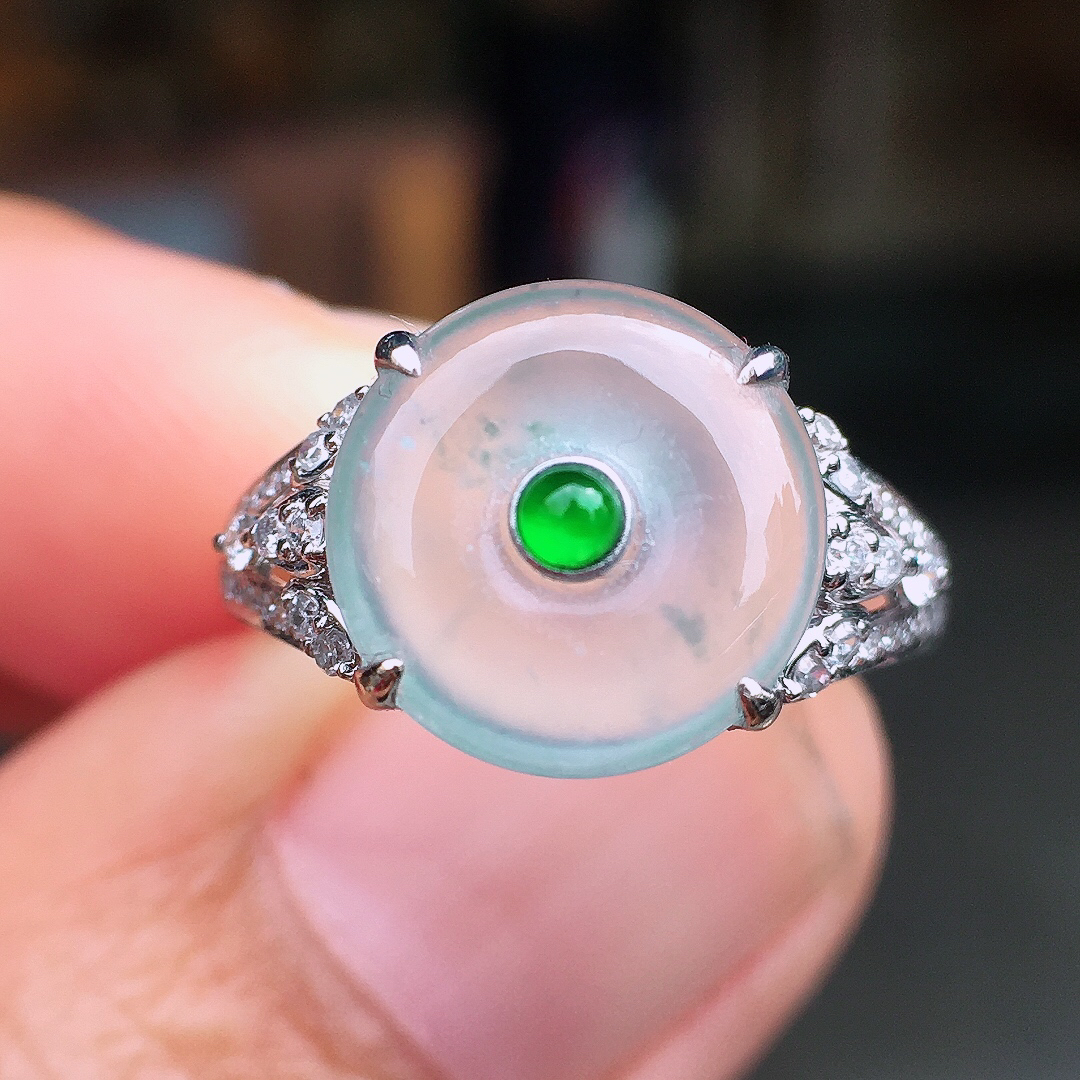 玻璃种平安扣戒指，玉质细腻，荧光感超
强，饱满圆润，尽显优雅气质，18k
金豪华镶嵌