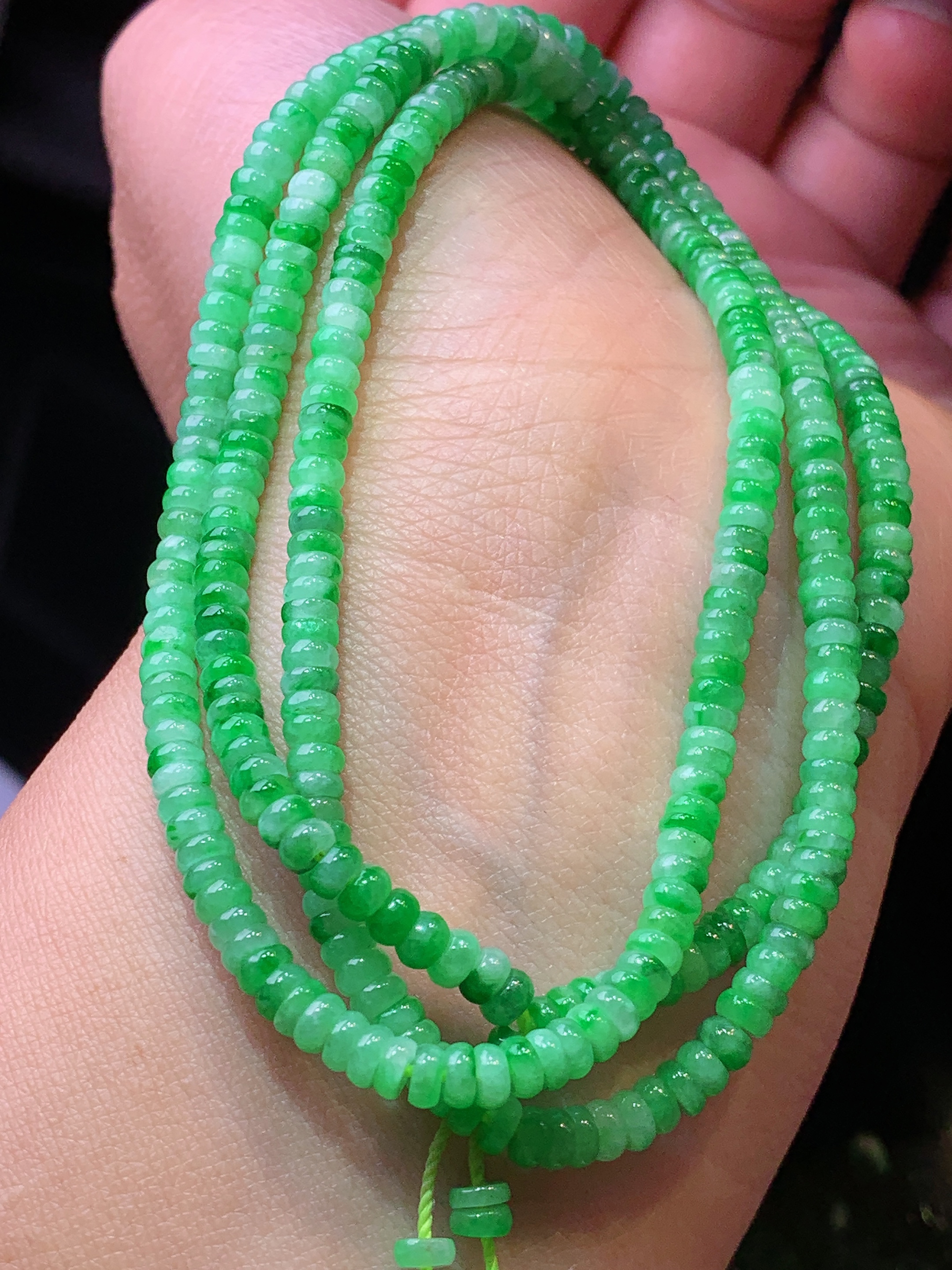 翠绿算盘珠项链 玉质细腻 色泽艳丽清新 水润亮眼 整体尺寸3.6*2*2x