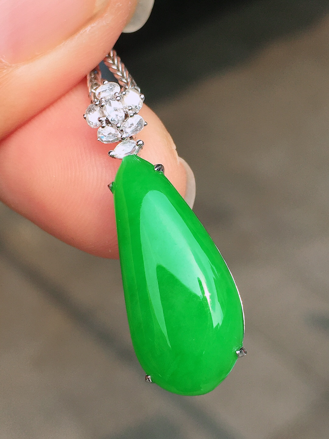 阳绿福瓜吊坠，色泽均匀艳丽，玉质细腻，荧光感超
强，饱满圆润，尽显优雅气质，18k
金豪华镶嵌