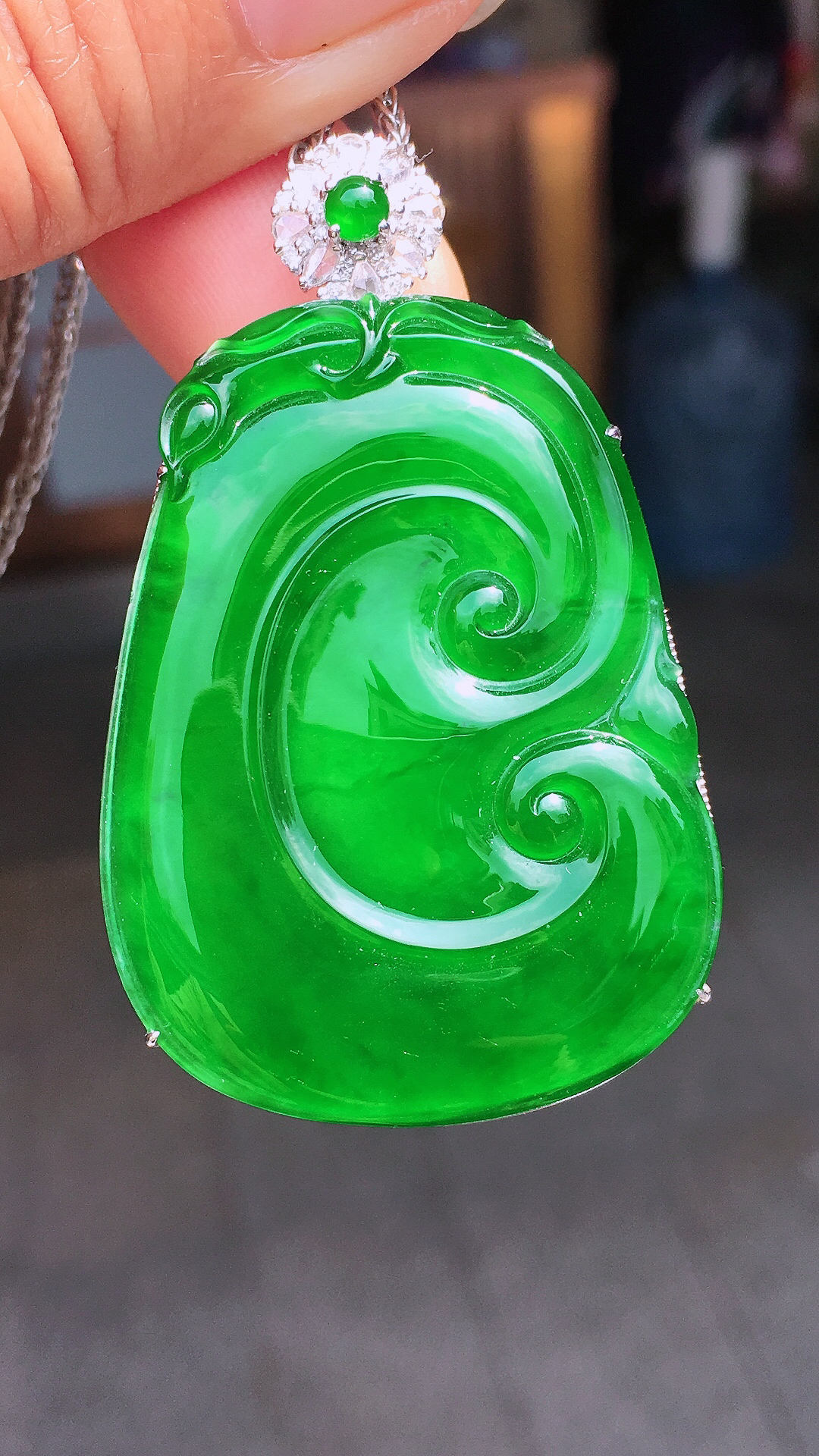 满绿如意吊坠，色泽均匀艳丽，玉质细腻，荧光感超
强，饱满圆润，尽显优雅气质，18k
金豪华镶嵌