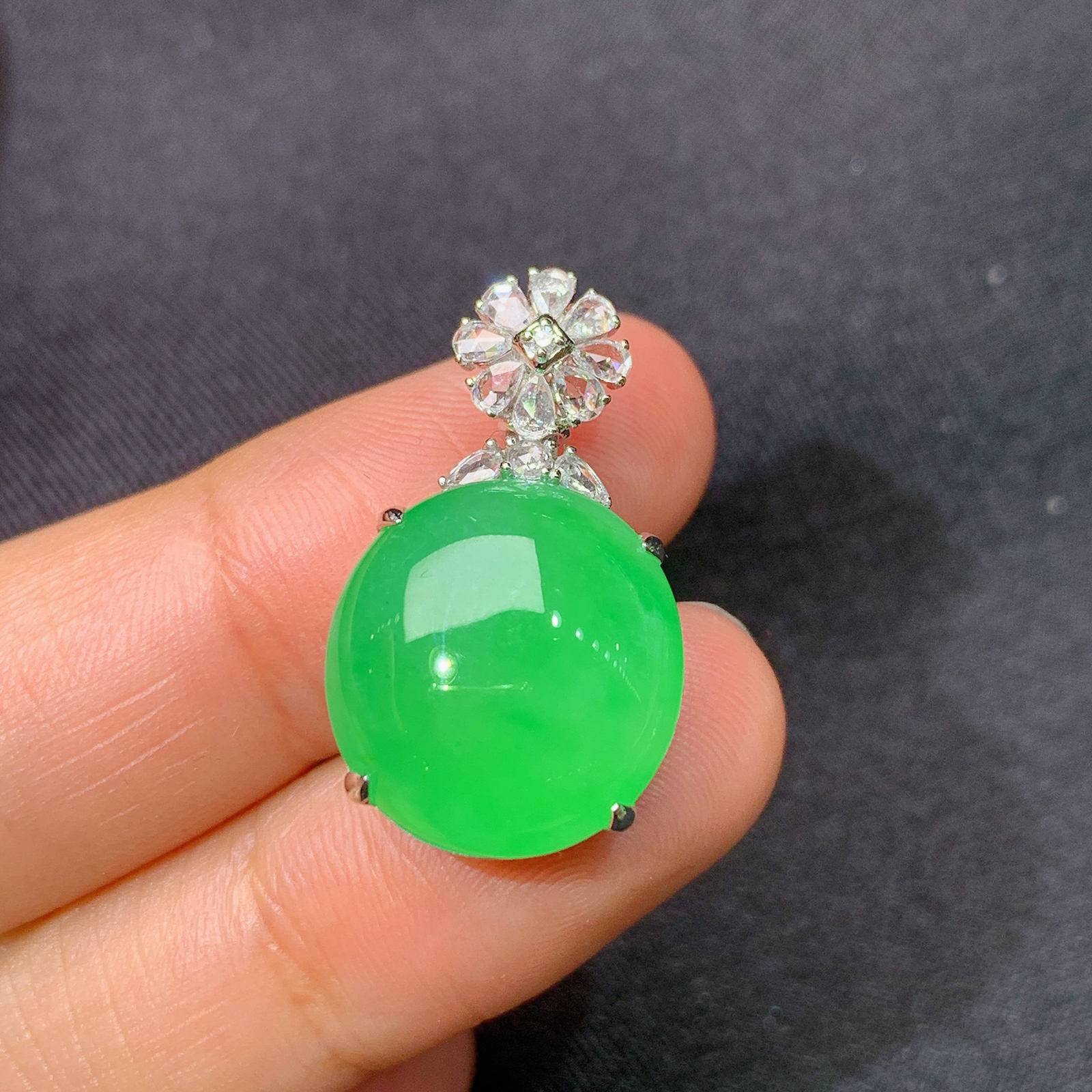 冰阳绿蛋面吊坠，18k金镶嵌，冰润色阳，玉质细腻，种水足，Yh1 尺寸25*14.5*9.3