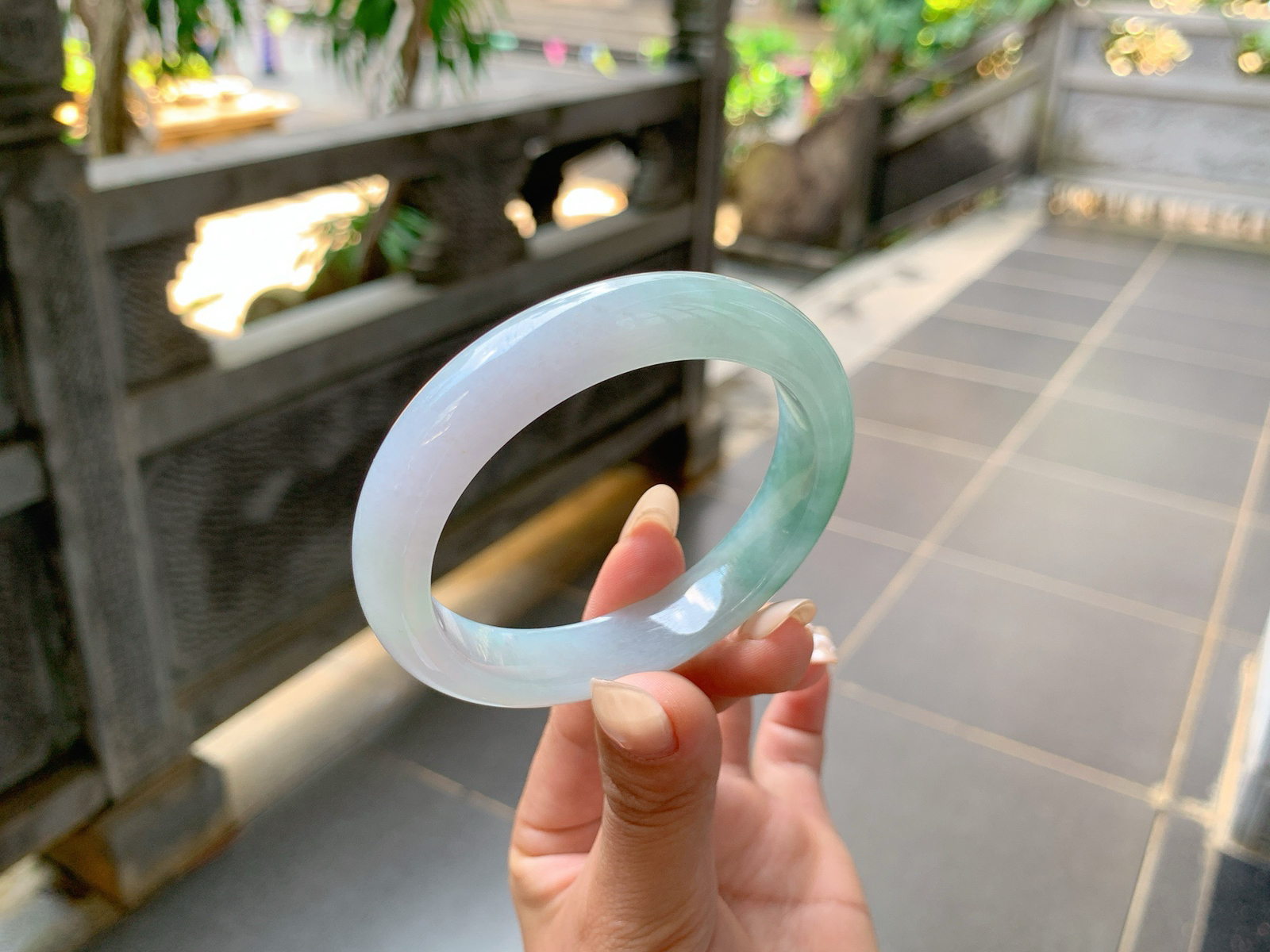 ｜55圈口
半山半水手镯，底妆带点粉，肉质细细润润的，清爽利落，