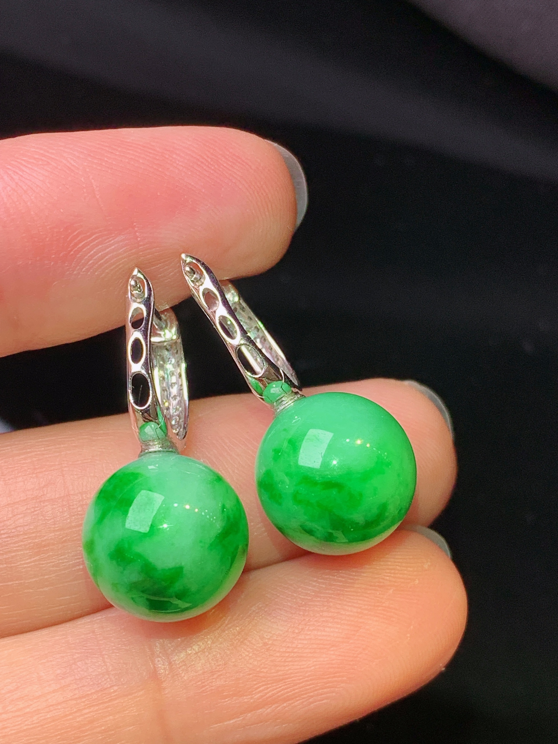 18k金钻镶嵌满绿圆珠耳坠玉质细腻 色泽艳丽清新 水润亮眼 整体尺寸24.3*11.2b1