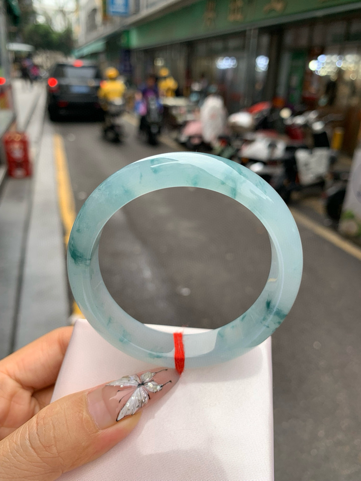 冰飘花正圈
尺寸：56-8-13
完美，底妆冰润，冰底中开出了朵朵蓝花，飘花灵动飘逸，勾勒出一幅唯美诗意的山水意境画，古典优雅又秀气。