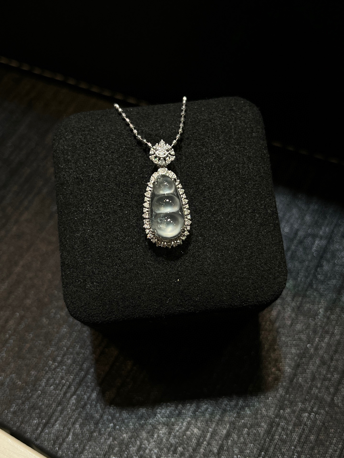 高冰福豆｜把一汪清泉戴身上
-

冰润细腻，通透水灵
圆润讨喜，福气满满
日常百搭不挑人
18k金镶嵌