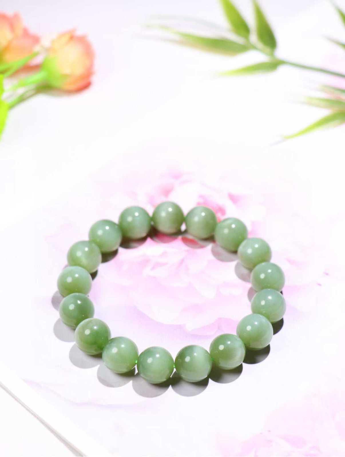 【腕间风华】

信誉第一 品质保证️和田玉碧玉猫眼手串，玉质冰润 眼线灵动，佩戴于腕间，尽显高贵气