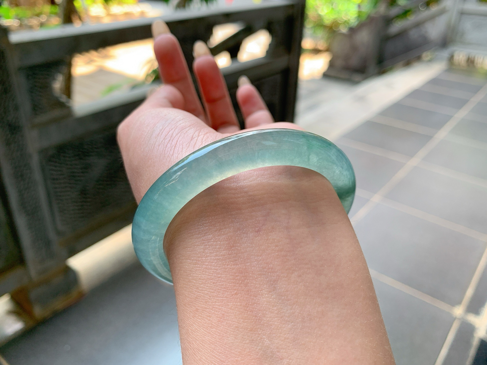 ｜56圈口
冰蓝水底，像深邃的大海一般幽静明亮，一整圈都是水汪汪的，种老透亮，