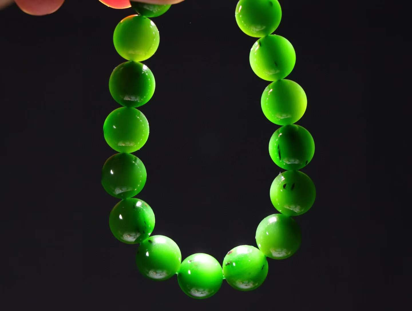 【珠圆玉润】

信誉第一 品质保证️精品和田玉碧玉手串 红皮老料，深菠菜绿，玉质温润细腻  整串打磨圆润，佩戴舒适。珠珠落玉盘，间关莺语花底滑，一生美好时光，无论身在何处，都有它相伴相守。事事顺遂，幸福美满，吉祥如意。
重44.8克   尺寸取一11.7mm  FS178212081250O